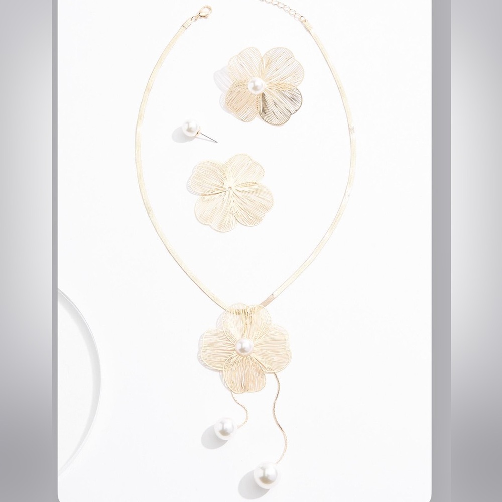 Elegant Gold Floral Necklace and Earring Set